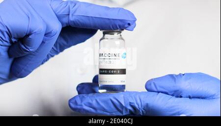 Odessa, Ukraine - 9 décembre 2020 : un scientifique ou un médecin porte un nouveau vaccin BNT162b2 pour l'injection de volontaires humains contre le SRAS-cov-2, le coronavirus ou le covid-19. Développement et recherche de nouveaux médicaments Banque D'Images