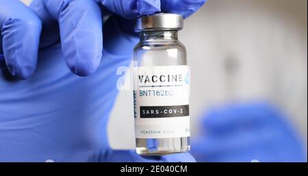 Odessa, Ukraine - 9 décembre 2020 : un scientifique ou un médecin porte un nouveau vaccin BNT162b2 pour l'injection de volontaires humains contre le SRAS-cov-2, le coronavirus ou le covid-19. Développement et recherche de nouveaux médicaments Banque D'Images