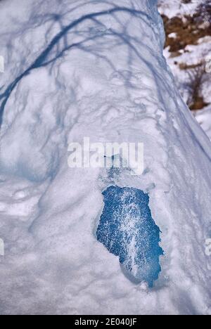 Grotte de glace avec des éclaboussures d'eau à l'intérieur des montagnes par une journée ensoleillée ; concept de propreté des ressources en eau Banque D'Images