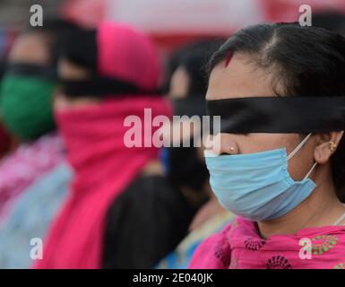 Un enseignant physiquement handicapé ainsi que d'autres enseignants licenciés protestent en couvrant les yeux avec un tissu noir à l'arrivée du juge en chef de l'Inde, Sharad Arvind Bobde. Agartala, Tripura, Inde. Banque D'Images