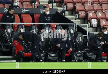 Craig Fleming, entraîneur adjoint de la première équipe de Southampton (au centre) lors du match de la première ligue au stade St Mary's, à Southampton. Banque D'Images