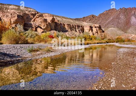 Arrière-plan calme près de la rivière Charyn avec une belle réflexion dans l'eau en automne Banque D'Images