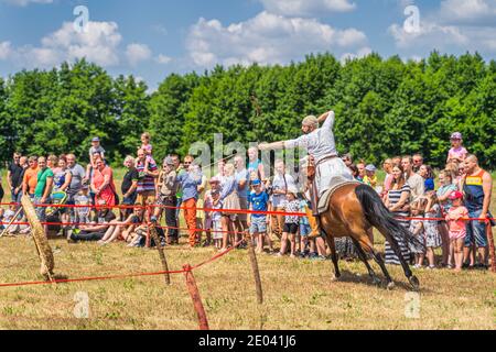 Cedynia, Pologne juin 2019 exposition de tir à l'arc à cheval ou à l'arc à cheval avec flèche volante lors de la reconstitution historique de la bataille de Cedynia à partir du XIe siècle Banque D'Images