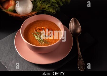 Soupe de purée de champignons frais avec légumes, aneth et pain grillé Banque D'Images