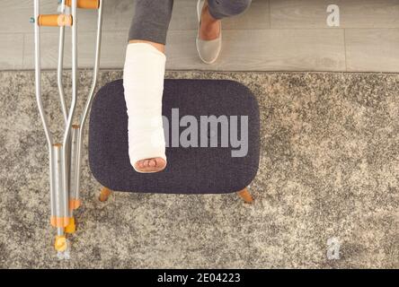 Patient souffrant d'une fracture de la cheville ou du pied en cours de rééducation et de repos à la maison Banque D'Images