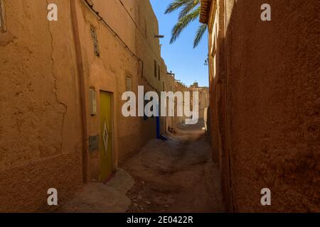 Petite rue dans un village de la vallée de Ziz. Maroc Banque D'Images