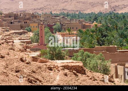 Un village dans la vallée de Ziz avec des pamaires autour. Maroc Banque D'Images