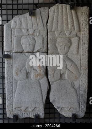 Pierre tombale avec relief représentant deux personnages de prière. 1400-1450. La partie supérieure montre le mariage formé par Gomez Patiño et Maria de Galo à qui appartient la tombe. Dans la partie inférieure, leurs filles jumelles. Depuis le couvent de Saint-Domingue (la Coruña, Galice, Espagne). Musée archéologique et historique de LA Corogne (Château de San Anton). Galice, Espagne. Banque D'Images