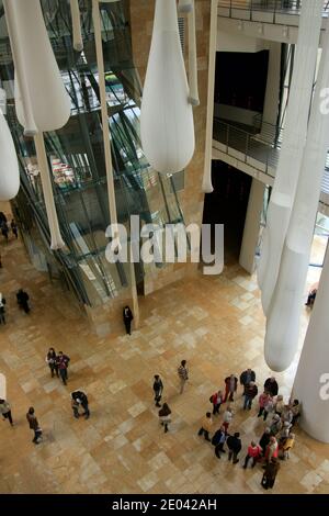 Guide touristique explique aux visiteurs dans l'immense intérieur du musée Guggenheim, hall avec vue panoramique. Banque D'Images