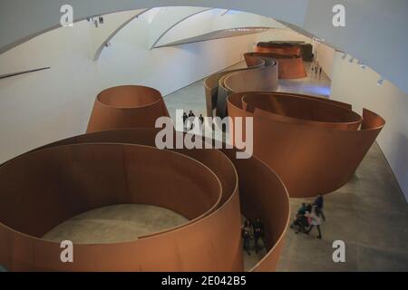 La question du temps Richard Serra de 100 m de long en acier 'snake' installation. Musée Guggenheim. Banque D'Images