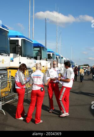 Les membres de l'équipe de Formule 1 de Toyota parlent au L'arrière des camions F1 de la voie de fosse est aligné derrière Ils circuit de course Silverstone Northamptonshire Royaume-Uni Banque D'Images