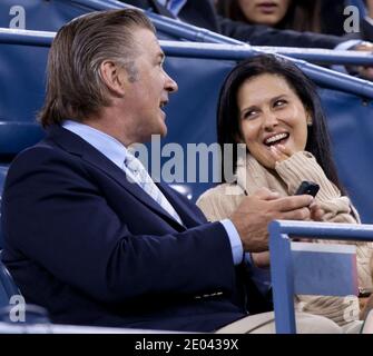 Queens, États-Unis d'Amérique. Août 29, 2011. NEW YORK, NY - 29 août : Alec Baldwin (L) et Hilaria Thomas assister à la cérémonie d'au cours de la première journée de l'US Open 2011 à l'USTA Billie Jean King National Tennis Center le 29 août 2011 dans le quartier de rinçage de la Queens Borough de la ville de New York. People : Alec Baldwin Hilaria Thomas Credit : tempêtes Media Group/Alamy Live News Banque D'Images