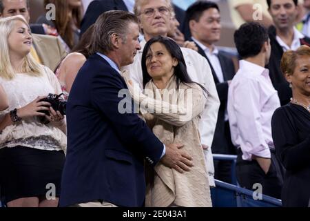 Queens, États-Unis d'Amérique. Août 30, 2011. NEW YORK, NY - 29 août : Alec Baldwin (L) et Hilaria Thomas assister à la cérémonie d'au cours de la première journée de l'US Open 2011 à l'USTA Billie Jean King National Tennis Center le 29 août 2011 dans le quartier de rinçage de la Queens Borough de la ville de New York. People : Alec Baldwin Hilaria Thomas Credit : tempêtes Media Group/Alamy Live News Banque D'Images