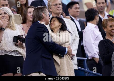 Queens, États-Unis d'Amérique. Août 30, 2011. NEW YORK, NY - 29 août : Alec Baldwin (L) et Hilaria Thomas assister à la cérémonie d'au cours de la première journée de l'US Open 2011 à l'USTA Billie Jean King National Tennis Center le 29 août 2011 dans le quartier de rinçage de la Queens Borough de la ville de New York. People : Alec Baldwin Hilaria Thomas Credit : tempêtes Media Group/Alamy Live News Banque D'Images