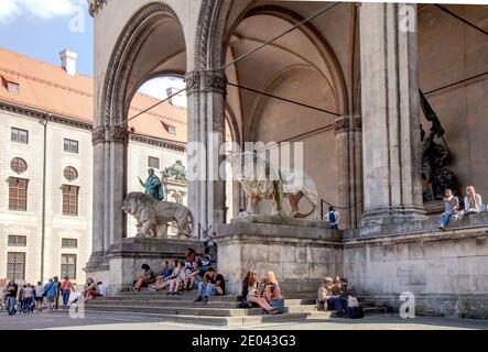 Le Feldherrnhalle (Field Marshalss' Hall) est une loggia monumentale sur la Odeonsplatz à Munich, en Allemagne. Banque D'Images