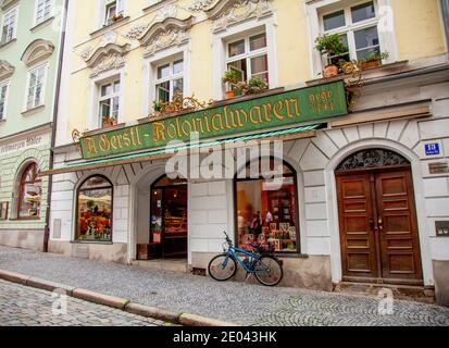 L'ancienne enseigne met en valeur l'architecture baroque de Gerstl Kolonialwaren, une épicerie de la Residenzplatz 13, Passau, en Bavière, en Allemagne. Banque D'Images