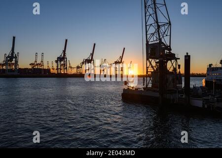 Hambourg, Allemagne : grues de chantier sur les quais du port au crépuscule Banque D'Images