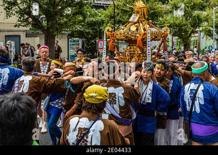 Omikoshi Nezu Shrine Festival à Tokyo Banque D'Images