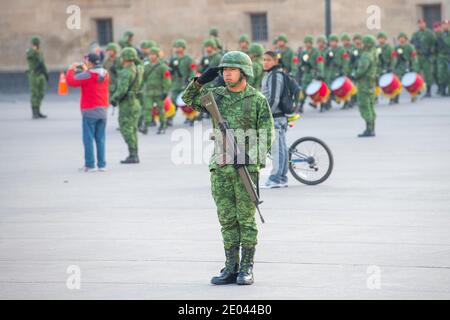 Levée de drapeau Garde d'honneur debout sur Zocalo au centre historique de Mexico CDMX, Mexique. Le centre historique de Mexico est une Herita mondiale de l'UNESCO Banque D'Images