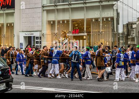 Omikoshi Nezu Shrine Festival à Shibuya, Tokyo Banque D'Images