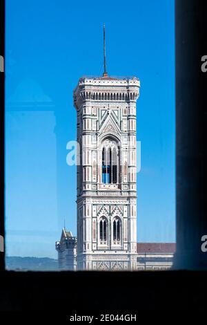 Vue sur le Campanile de Giotto à Florence par les fenêtres de l'Orsanmichele, Italie Banque D'Images