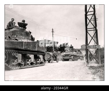 LIVOURNE WW2 Anzio 34e Division d'infanterie. M4 Sherman chars et Jeep entrant à Livourne Italie 1944 Seconde Guerre mondiale Seconde Guerre mondiale la bataille d'Anzio était une bataille de la campagne italienne de la Seconde Guerre mondiale qui a eu lieu du 22 janvier 1944 (à commencer par le débarquement amphibie allié connu sous le nom d'opération Shingle) au 5 juin, 1944 (se terminant par la capture de Rome). L'opération a été contrée sans succès par les forces allemandes dans la région d'Anzio et de Nettuno. Banque D'Images