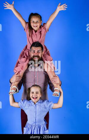 les parents et les enfants apprécient la maison de jour. fêtes ensemble. amour et soutien. papa avec les enfants. jour des enfants. joyeux fête des pères. joyeux journée en famille. famille s'amuser. Banque D'Images