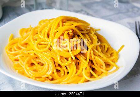 Grande portion de spaghetti carbonara dans un plat blanc. Cuisine italienne. Cuisine romaine typique. Banque D'Images