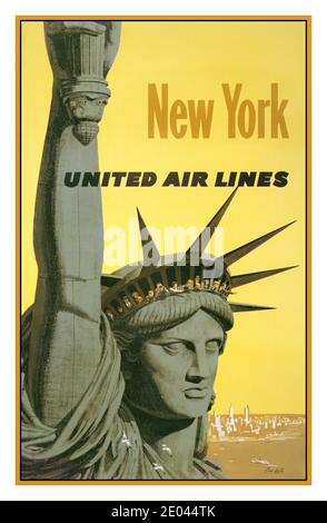 Affiche de voyage de la compagnie aérienne Vintage Statue of Liberty « New York, United Air Lines » / Stan Galli. Créateur(s): Galli, Stanley, artiste Date de création/publication: [Etats-Unis : entre 1960 et 1970] (affiche) : lithographie, couleur ; affiche la tête et le bras étendu de la Statue de la liberté. Les gens font le point sur sa couronne et, en arrière-plan, sur la ligne d'horizon de New York. Banque D'Images