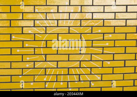 briques peintes en jaune et motif soleil Banque D'Images