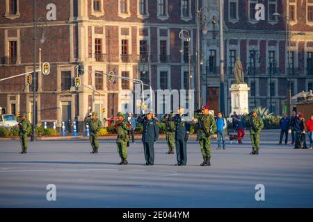 Levée de drapeau Garde d'honneur debout sur Zocalo au centre historique de Mexico CDMX, Mexique. Le centre historique de Mexico est une Herita mondiale de l'UNESCO Banque D'Images