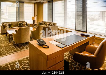 Intérieur de l'hôtel Okura à Tokyo, Minato, Japon. Suite au 15th étage de l'aile Heritage. Toutes les chambres de cette suite de 120 m² sont décorées dans des tons de bois clair et de tissus. Des lignes épurées et une touche de chic 60s dominent le décor Banque D'Images