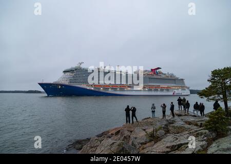 Le plus grand nouveau bâtiment de Carnaval à ce jour, Mardi gras, quitte le chantier naval de Turku le 19 décembre 2020. Elle est le premier navire de Carnival fonctionnant au GNL. Banque D'Images