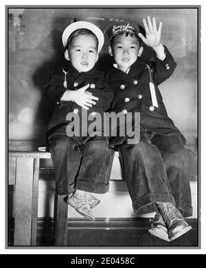WW2 Propaganda photo Evaction japonaise des Etats-Unis San Francisco (Californie) 1941 évacuation - deux garçons japonais, dont un avec bande « Remember Pearl Harbor » sur son chapeau, branle au revoir [en attendant] le bus États-Unis. Armée. Signal corps.[1942] - évacuations--Californie--San Francisco--1940-1950 - garçons--Californie--San Francisco--1940-1950 - Guerre mondiale, 1939-1945--Américains japonais--Californie--San Francisco arrivées et départs--Californie--San Francisco--1940-1950 tirages photographiques--1940-1950. Banque D'Images