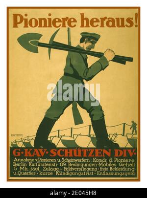 Pioniere eraus ! G.Kav.Schützen Div. / L. Zabel. WW1 affiche de recrutement de propagande allemande montre un soldat portant une pelle, un pioche et un fusil; en arrière-plan une ligne de navires. Le texte est « appel à Sappers pour rejoindre la division de protection G. Cavalry, Berlin ». Les prestations sont répertoriées.Zabel, Lucian, 1893-1936, artiste Rehse Archivy für Zeitgeschichte und Publizistik, DLC, ancien propriétaire Plakatkunstandalt Dinse & Eckert, [1918] - Guerre mondiale, 1914-1918--séquelles--Allemagne--Berlin - Guerre mondiale, 1914-1918--recrutement et recrutement--Allemagne--Berlin--Allemagne- Banque D'Images