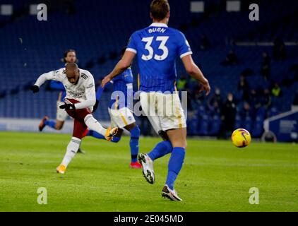 Alexandre Lacazette d'Arsenal (à gauche) marque le premier but de son camp lors du match de la Premier League au stade AMEX de Brighton. Banque D'Images