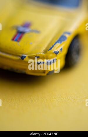 Détail d'une voiture en peluche jaune Banque D'Images