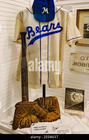 La maison et le musée de l’enfance Hank Aaron expose des souvenirs de la vie du joueur de baseball, dont son maillot, ses chauves-souris et ses gants à Mobile, en Alabama Banque D'Images