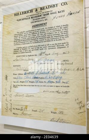 Le contrat de Hank Aaron avec Hillerich & Bradsby pour les battes de baseball Slugger de Louisville est exposé au Hank Aaron Childhood Home and Museum en Mobile. Banque D'Images