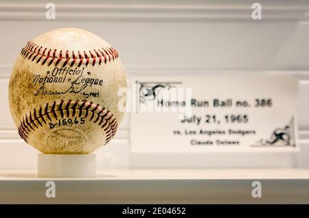 Un baseball utilisé pour la 386e course à domicile de Hank Aaron est exposé au Hank Aaron Childhood Home and Museum, le 23 août 2017, à Mobile, Alabama. Banque D'Images