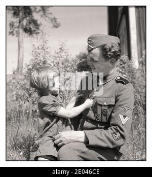 La Finlande archive la deuxième Guerre mondiale des années 1940 une image de recrutement de propagande nazie de Rottenführer Pekka Kyytinen une jeune fille finlandaise, probablement sa fille, recrute des volontaires finlandais dans l'armée Nazi Waffen SS, marquée d'un emblème de lion finlandais sur sa manche uniforme gauche. Image de la Seconde Guerre mondiale de propagande Finlande WW2 Banque D'Images