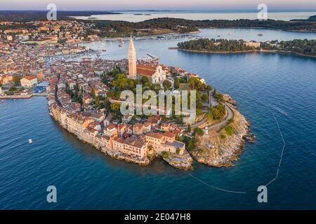 Vue aérienne de la vieille ville de Rovinj l'après-midi Banque D'Images