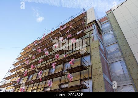 Izhevsk, Russie-12.08.2020: Équipement de construction. Échafaudage devant le bâtiment pendant la construction. Isolation thermique sur la façade du bâtiment Banque D'Images