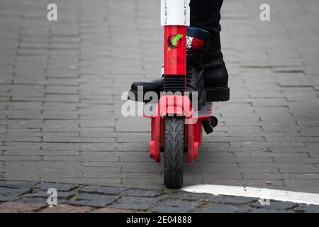 CRACOVIE, POLOGNE - 25 NOVEMBRE : une personne fait un scooter électrique à travers le centre-ville le 25 novembre 2019 à Cracovie, Pologne. Banque D'Images