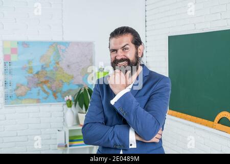 brutal non shaven guy professeur d'université dans la classe, l'éducation. Banque D'Images