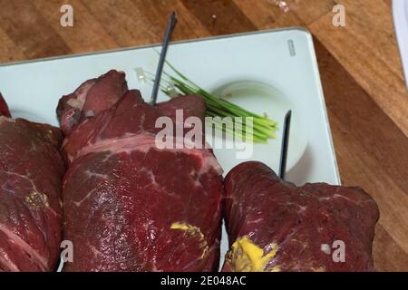 Des roulés de bœuf sont préparés dans la cuisine Banque D'Images