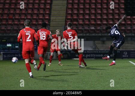 Londres, Royaume-Uni. 29 décembre 2020. Simeon Akinola de Southend United a un tir sur but sauvé par le gardien de but Leyton Orient Lawrence Vigoroux lors du match EFL Sky Bet League 2 entre Leyton Orient et Southend United au stade Breyer Group, Londres, Angleterre, le 29 décembre 2020. Photo de Ken Sparks. Utilisation éditoriale uniquement, licence requise pour une utilisation commerciale. Aucune utilisation dans les Paris, les jeux ou les publications d'un seul club/ligue/joueur. Crédit : UK Sports pics Ltd/Alay Live News Banque D'Images