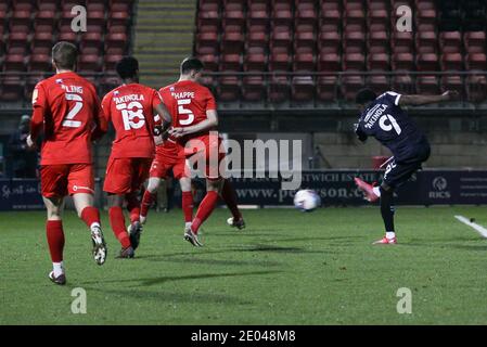 Londres, Royaume-Uni. 29 décembre 2020. Simeon Akinola de Southend United a un tir sur but sauvé par le gardien de but Leyton Orient Lawrence Vigoroux lors du match EFL Sky Bet League 2 entre Leyton Orient et Southend United au stade Breyer Group, Londres, Angleterre, le 29 décembre 2020. Photo de Ken Sparks. Utilisation éditoriale uniquement, licence requise pour une utilisation commerciale. Aucune utilisation dans les Paris, les jeux ou les publications d'un seul club/ligue/joueur. Crédit : UK Sports pics Ltd/Alay Live News Banque D'Images