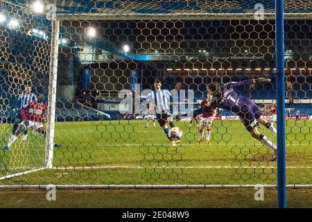 Sheffield, Royaume-Uni. 29 décembre 2020. Liam Shaw de Sheffield mercredi sidefoots accueil ses côtés deuxième but passé le gardien de but de Middlesbrough Marcus Bettinelli pendant le match du championnat de pari de ciel à Hillsborough, Sheffield photo par Matt Wilkinson/Focus Images/Sipa USA 29/12/2020 crédit: SIPA USA/Alay Live News Banque D'Images