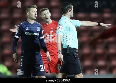 Londres, Royaume-Uni. 29 décembre 2020. Craig Hicks, arbitre de match, donne un coup de pied de but lors du match Sky Bet League 2 au stade Breyer Group, Londres photo de Ben Peters/Focus Images/Sipa USA 29/12/2020 crédit: SIPA USA/Alay Live News Banque D'Images